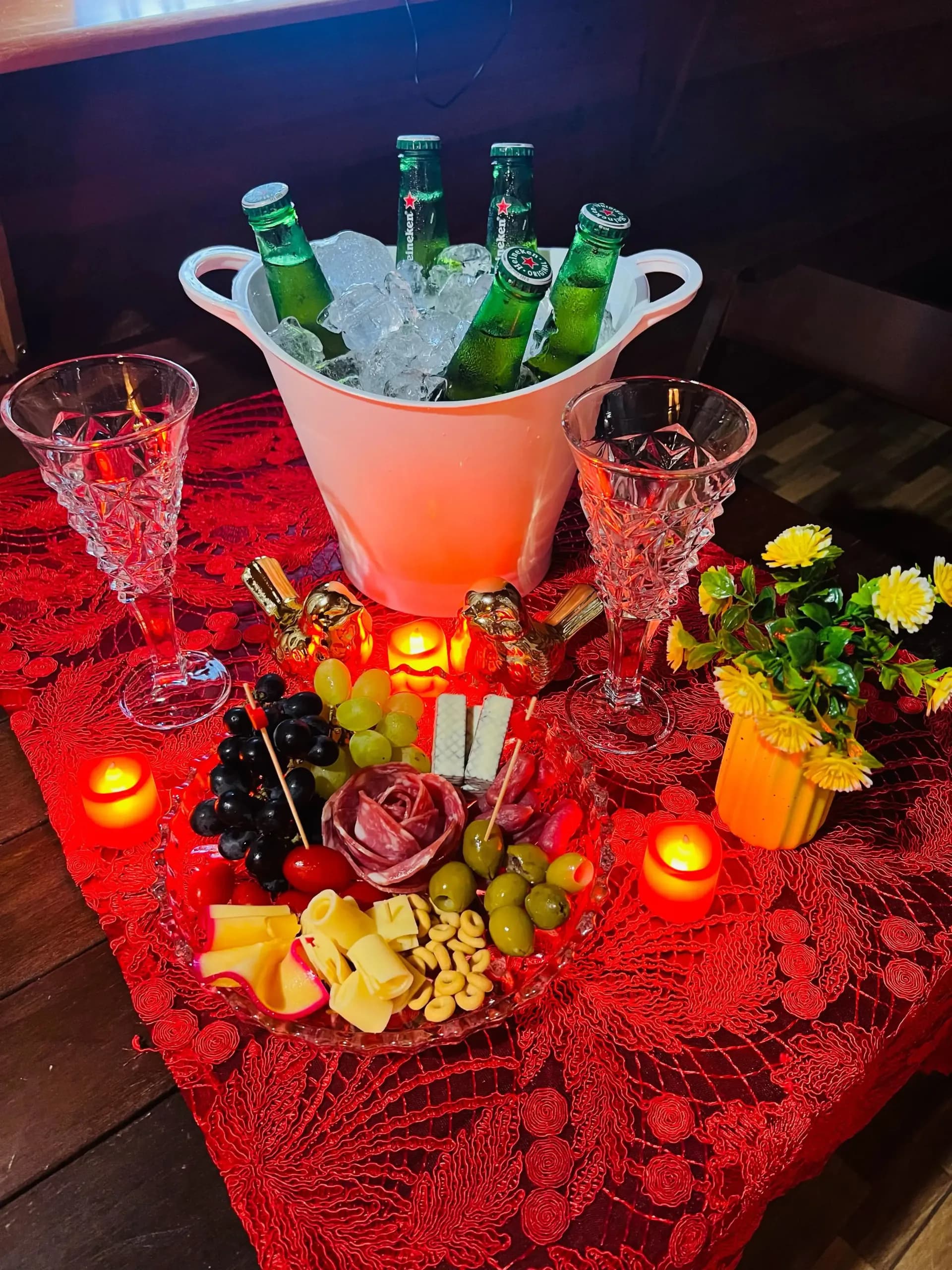 Mesa romântica com petiscos, taças, velas e bebidas no gelo